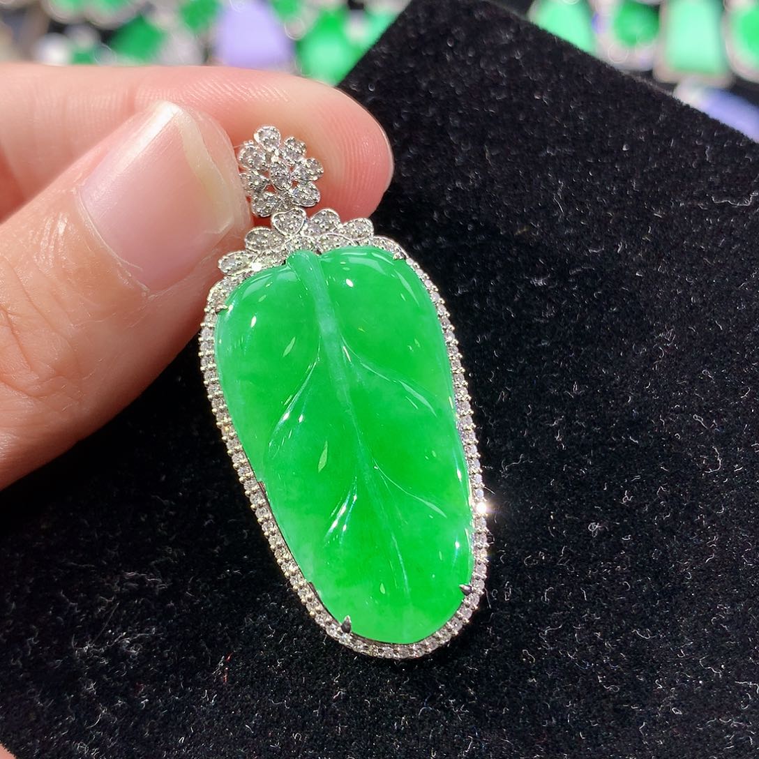 翡翠18K金镶嵌颈饰