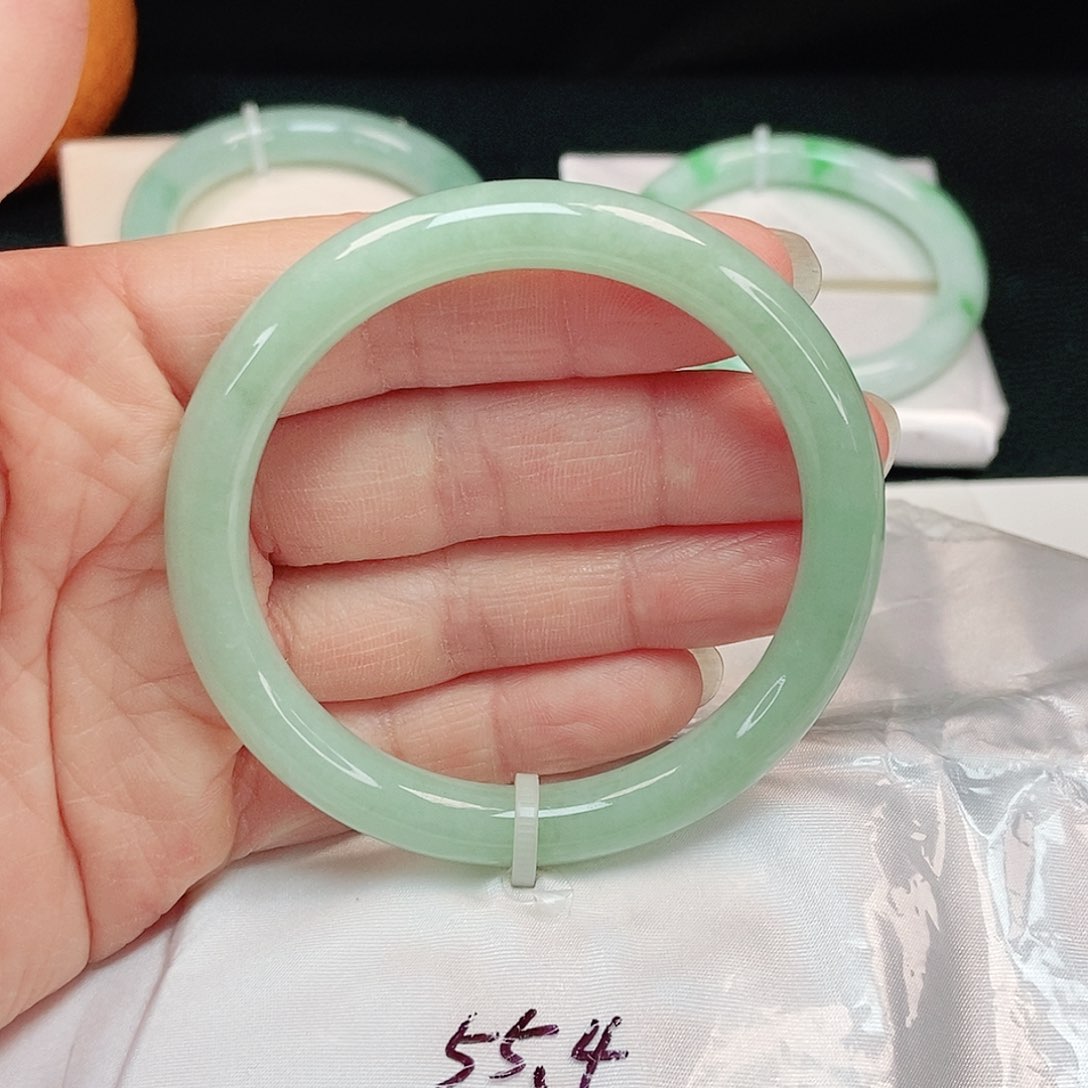 翡翠手镯未镶嵌正圆