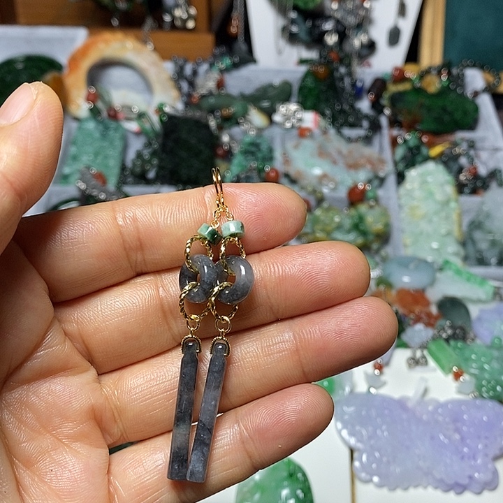 翡翠未镶嵌吊坠(赠链)