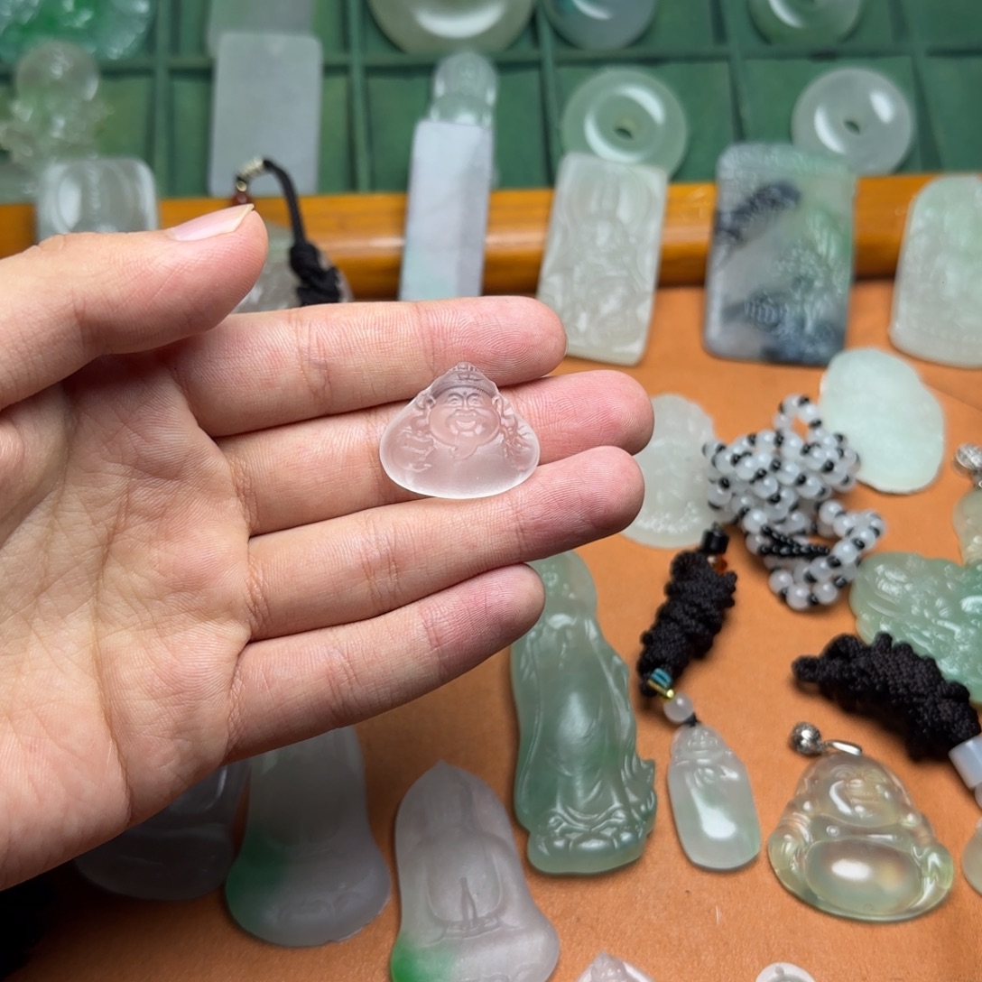 翡翠未镶嵌颈饰财神