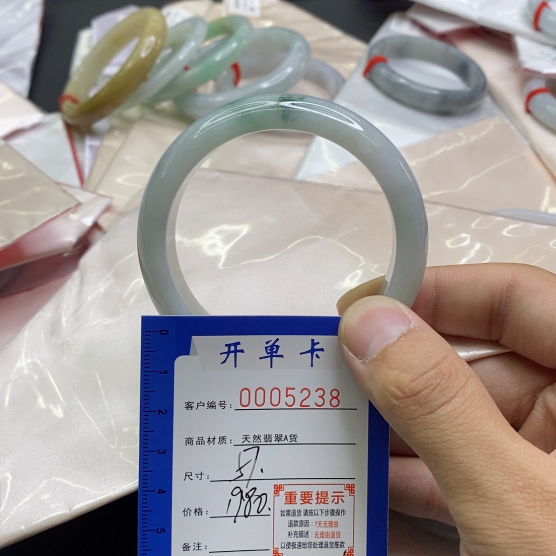 翡翠手镯未镶嵌莫**浩翡翠