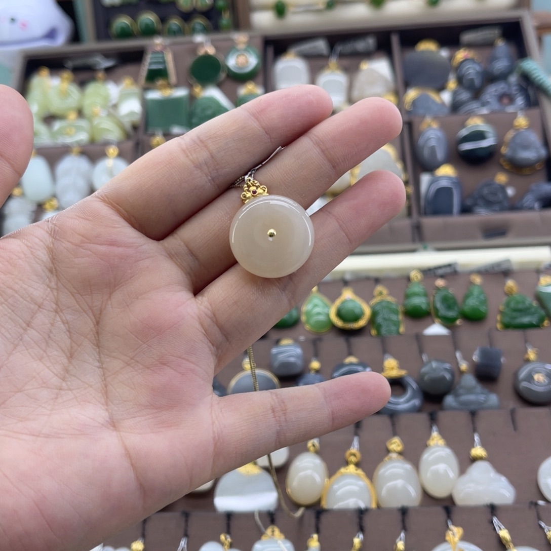 和田玉18K金镶嵌吊坠(赠链)