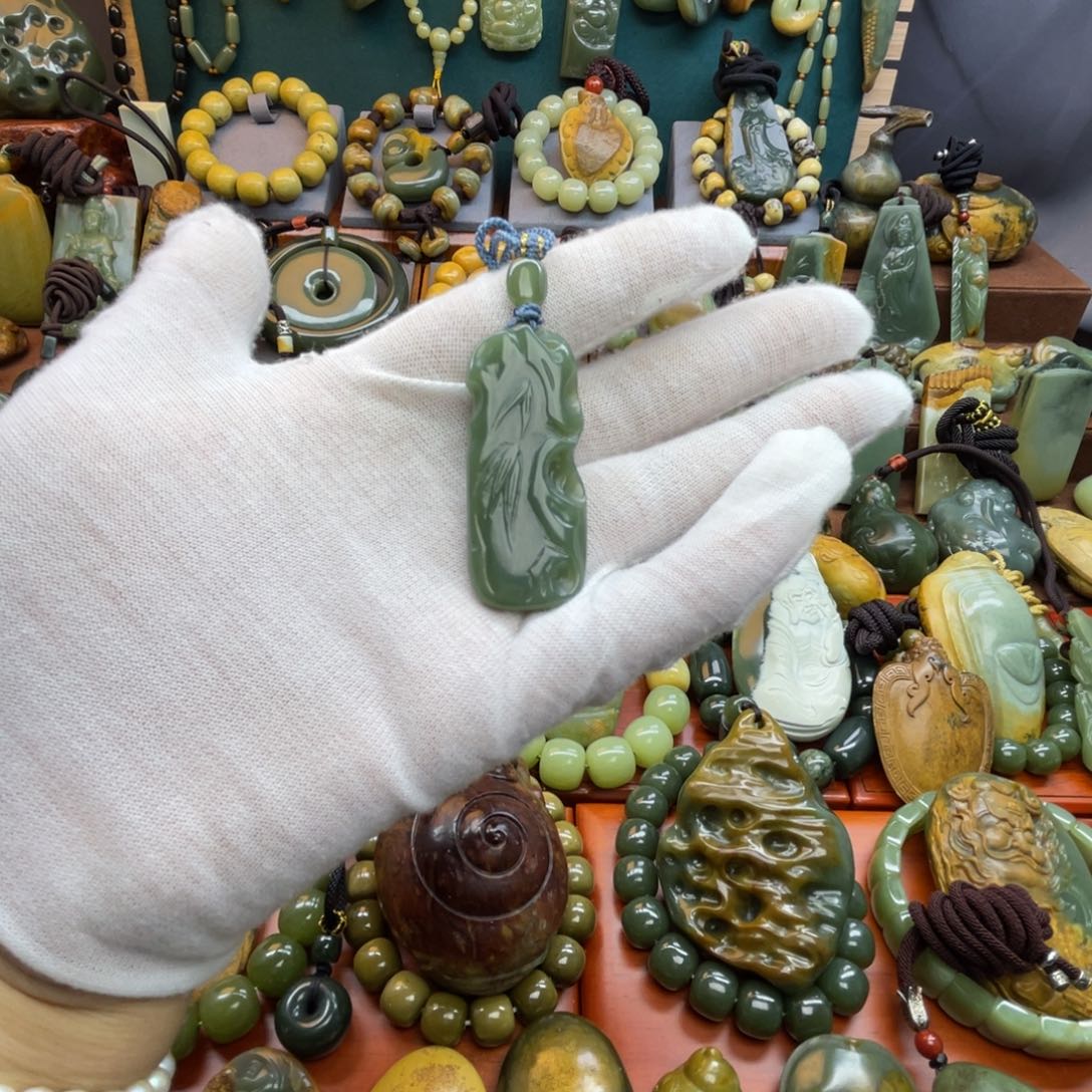 岫岩老玉（透闪石质玉）未镶嵌颈饰