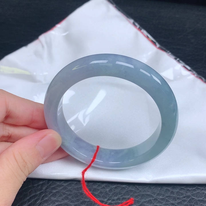 翡翠手镯未镶嵌。