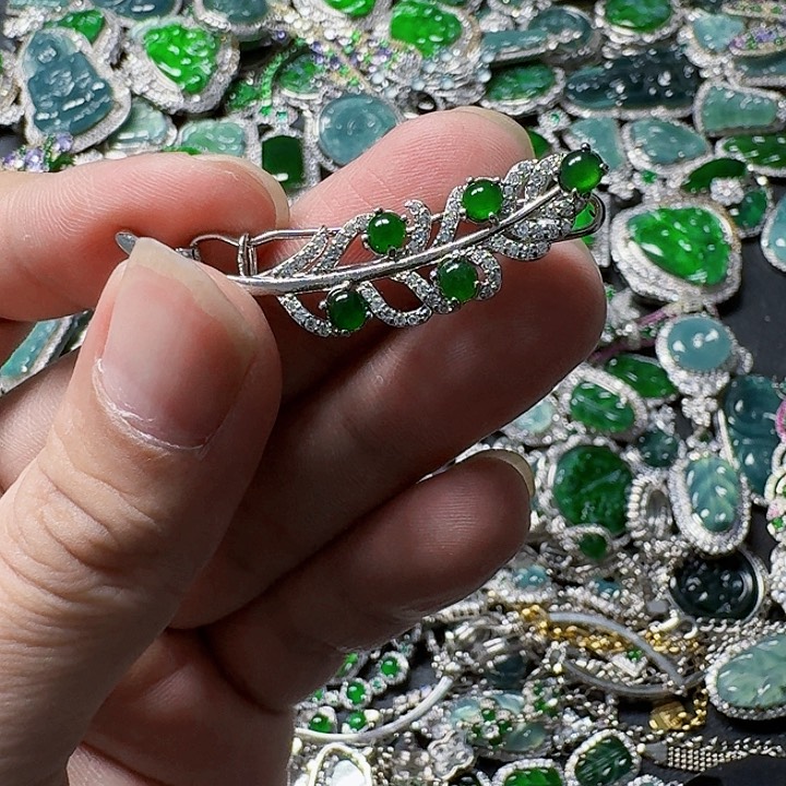 翡翠颈饰未镶嵌天然A货翡翠放漏