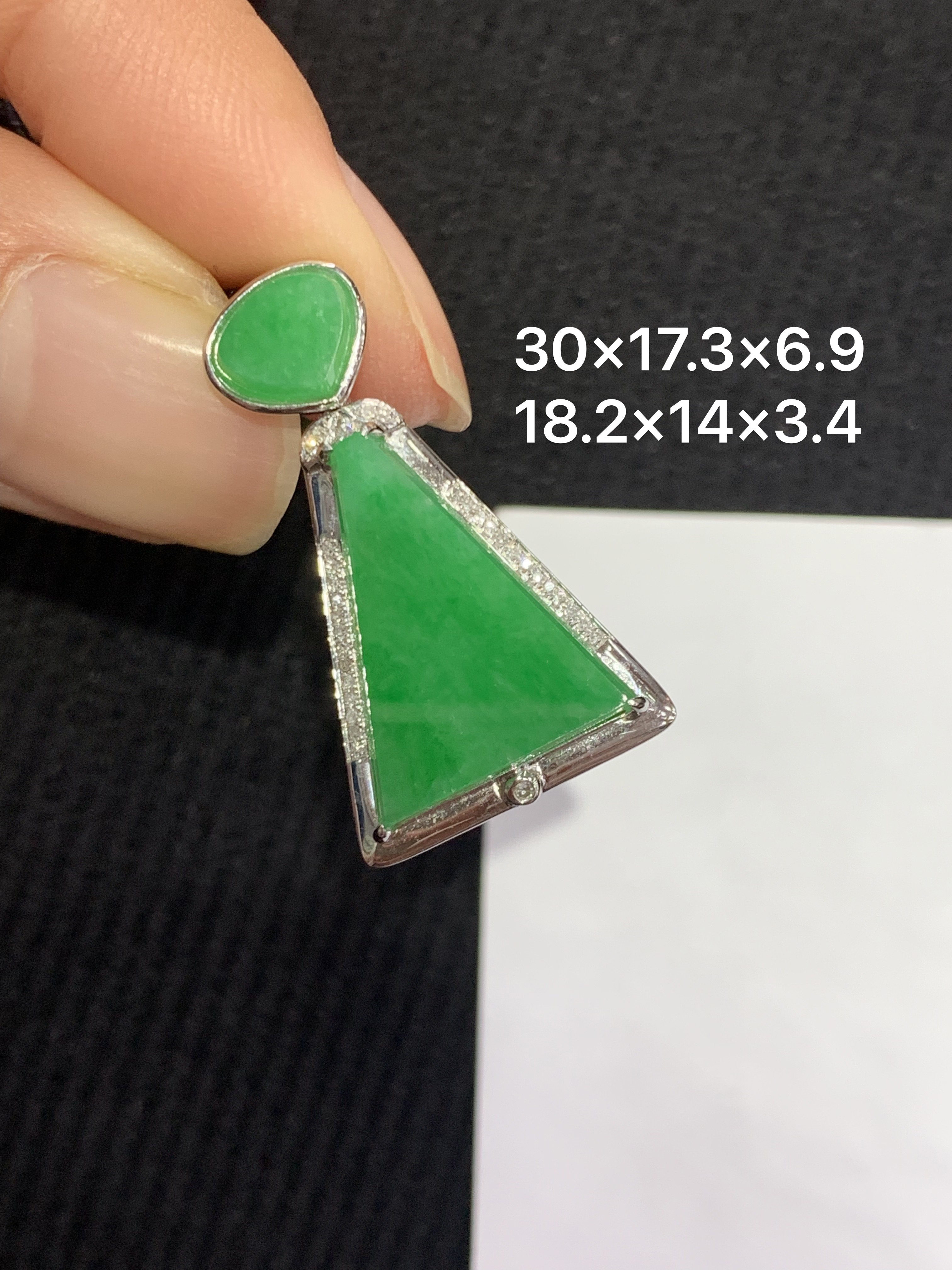 18K金镶嵌天然缅甸翡翠阳绿无事牌吊坠