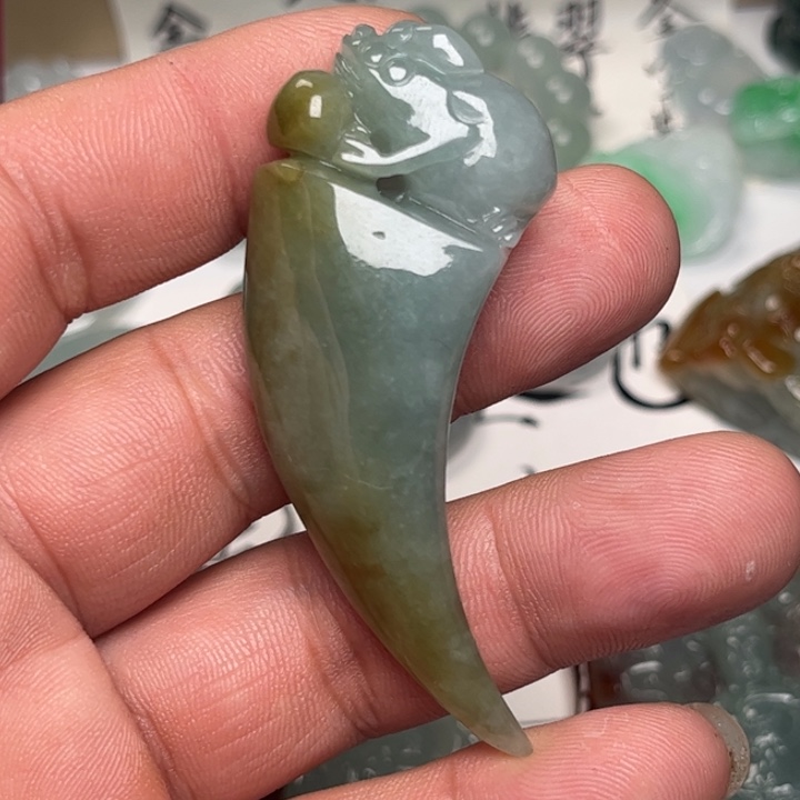 翡翠未镶嵌颈饰龙牙