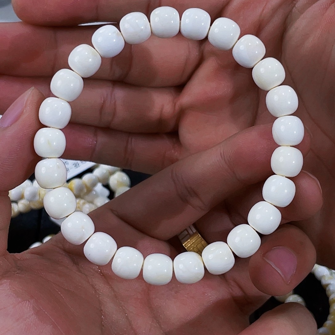 卧***名琥珀未镶嵌手链漆白8.5m