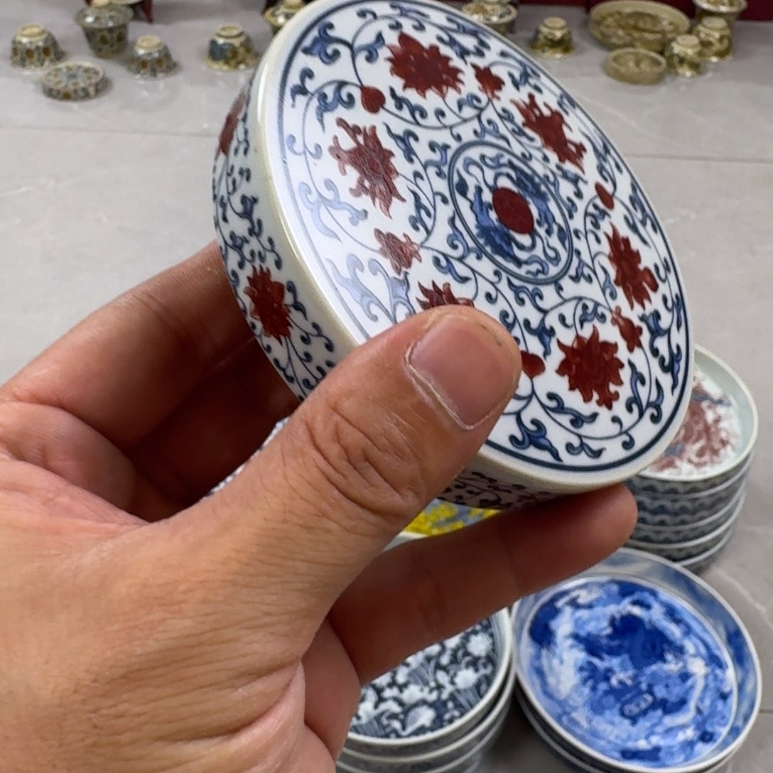 杯釉里红缠枝莲盖置