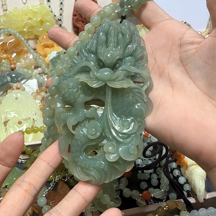 未镶嵌蛇纹石玉吊坠穿****期