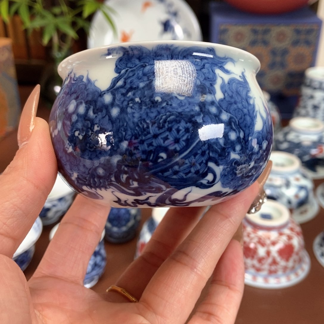 洪印慕明青花三狮绣球布袋杯
