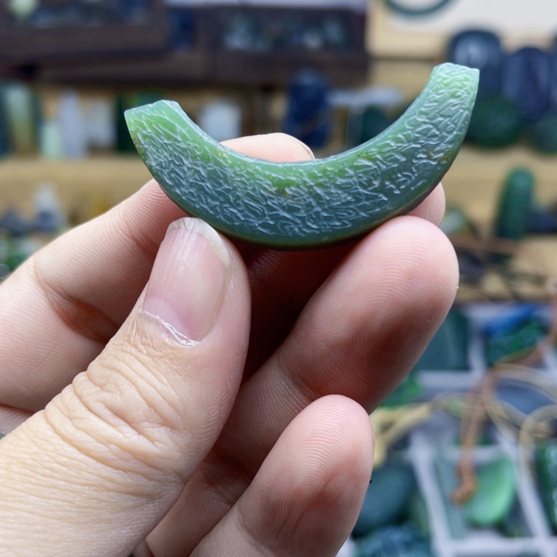 芊***)和田玉未镶嵌颈饰