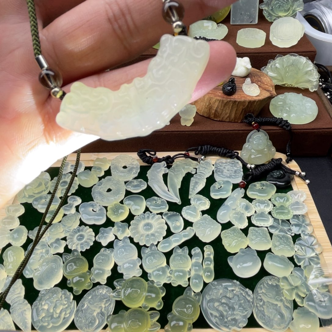 未镶嵌蛇纹石玉颈饰