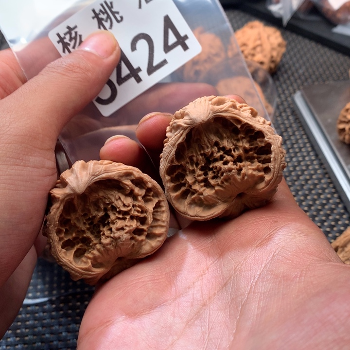 文玩核桃吊坠鹰嘴
