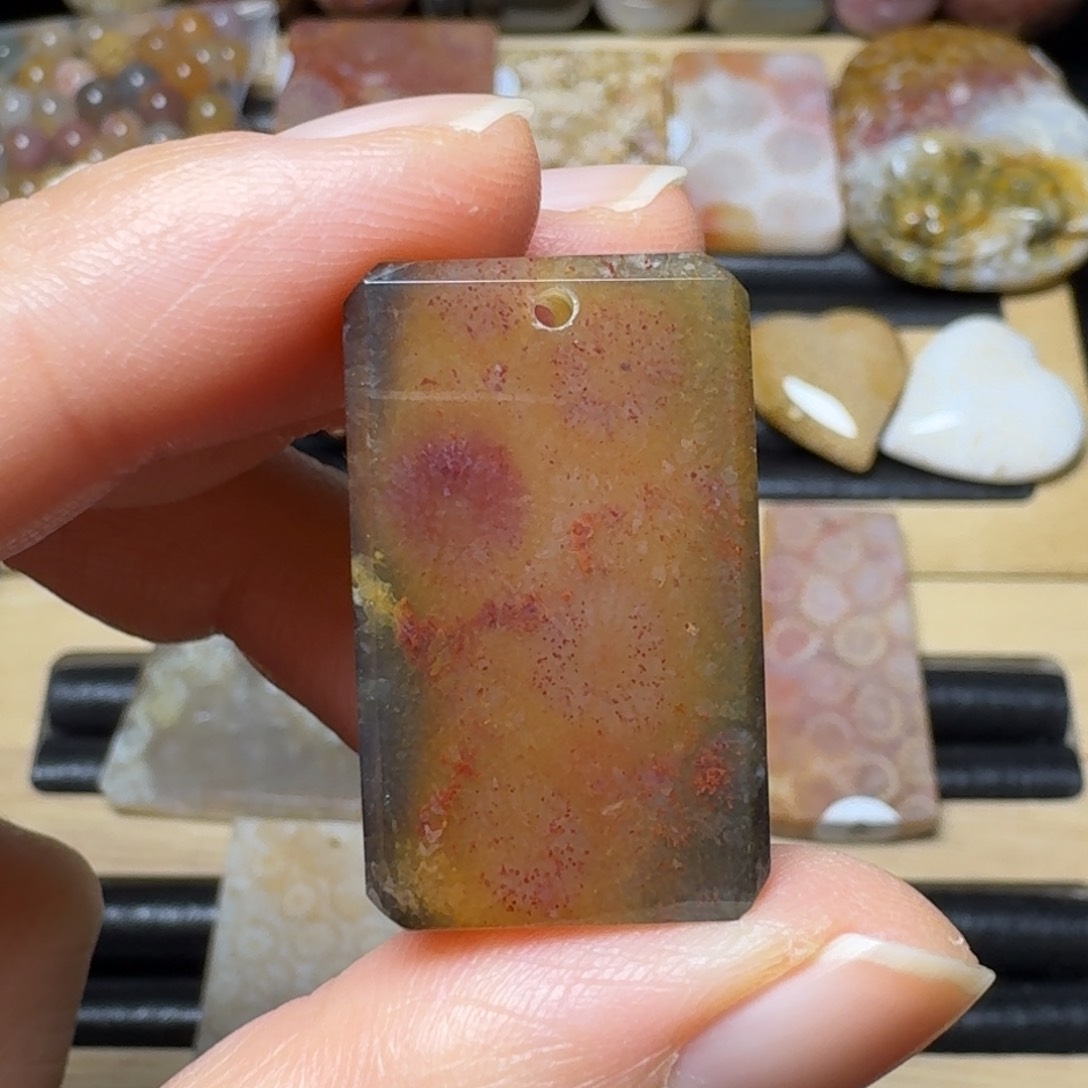 硅化玉镶黑边的红冰暗花，微瑕特价未镶嵌