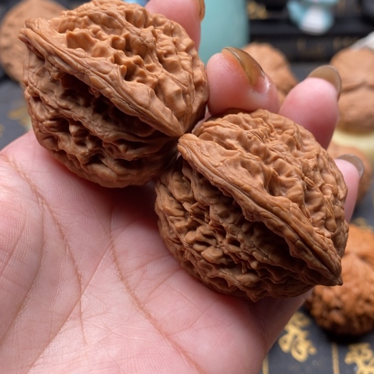 文玩核桃吊坠虎头