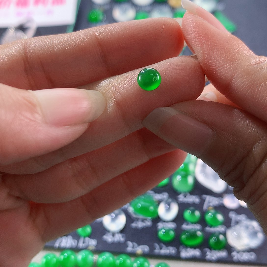 【闪购商品】翡翠颈饰未镶嵌小绿蛋