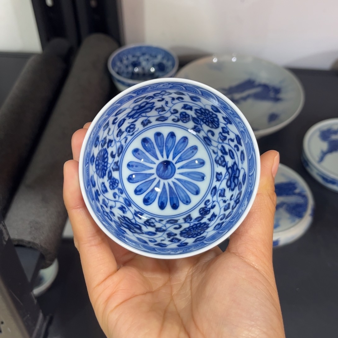 手绘仿清菊瓣宝相鸡心杯