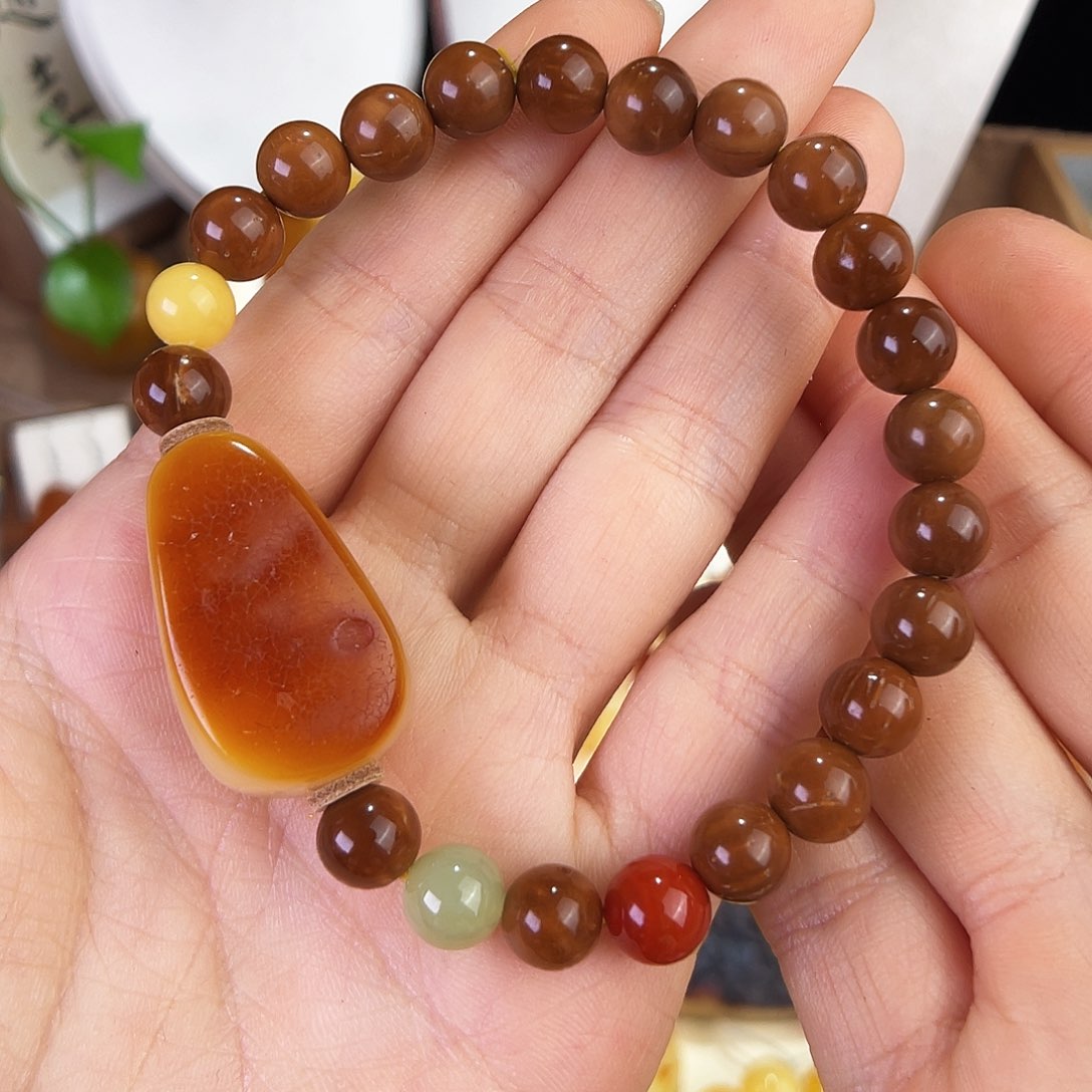 琥珀珠宝奇石未镶嵌。