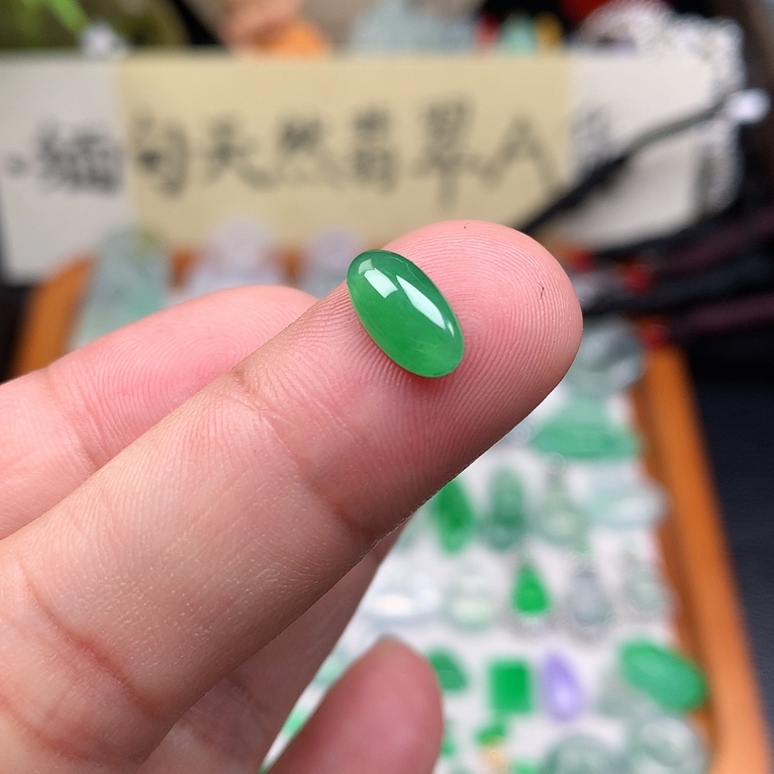 翡翠裸石缅甸天然A货翡翠阳绿蛋面