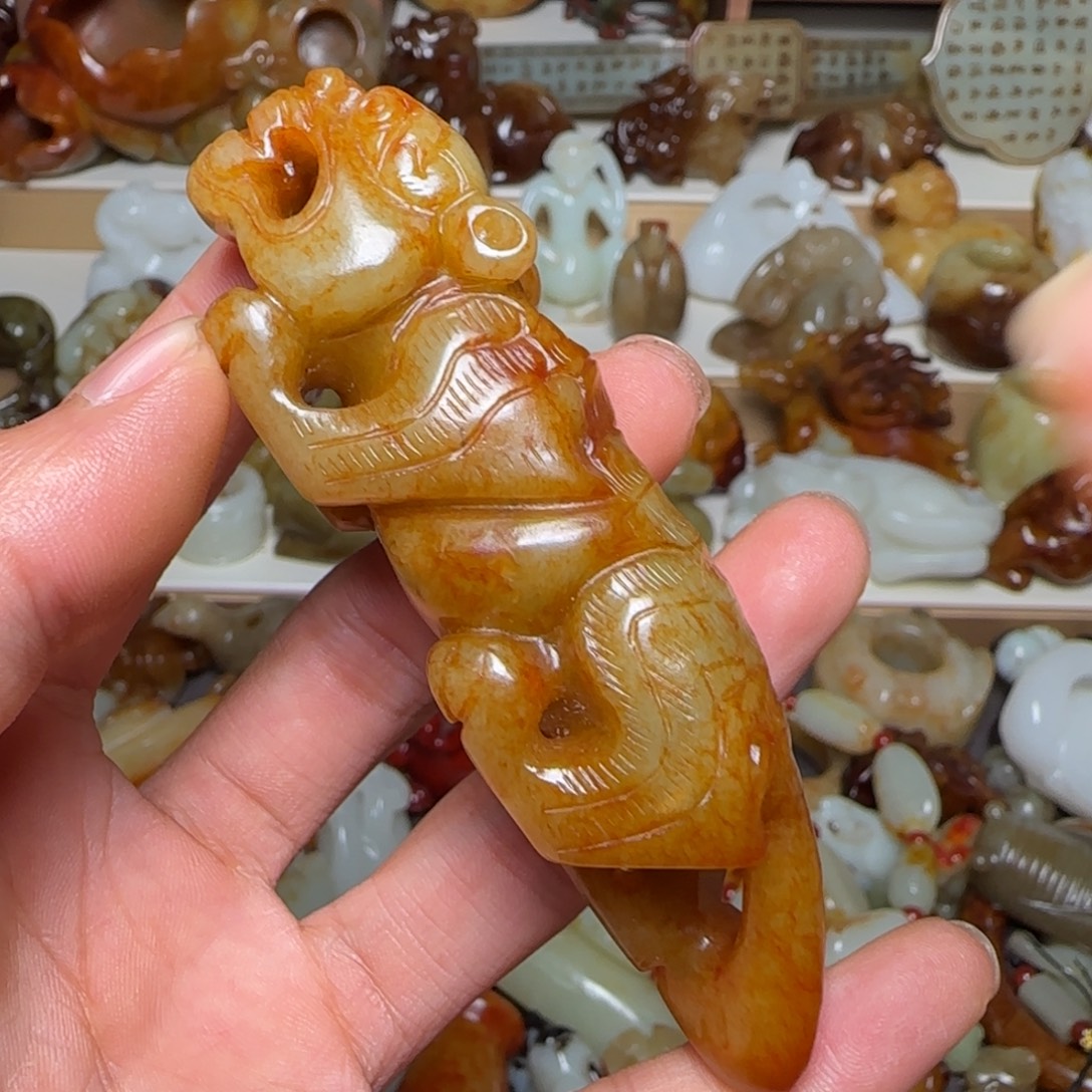 走***年和田玉未镶嵌颈饰