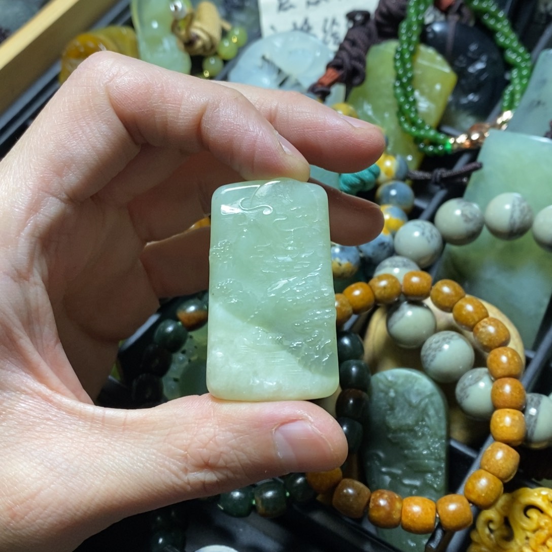 蛇纹石玉未镶嵌颈饰