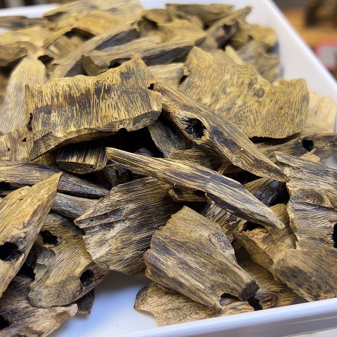 用***6沉香碎屑沉香蓝宝石 50克 瓜子料