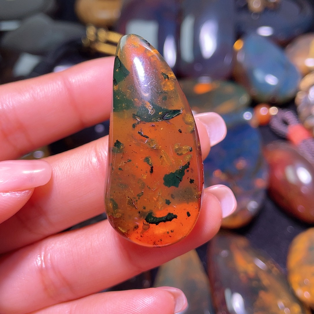 琥珀裸石未镶嵌？