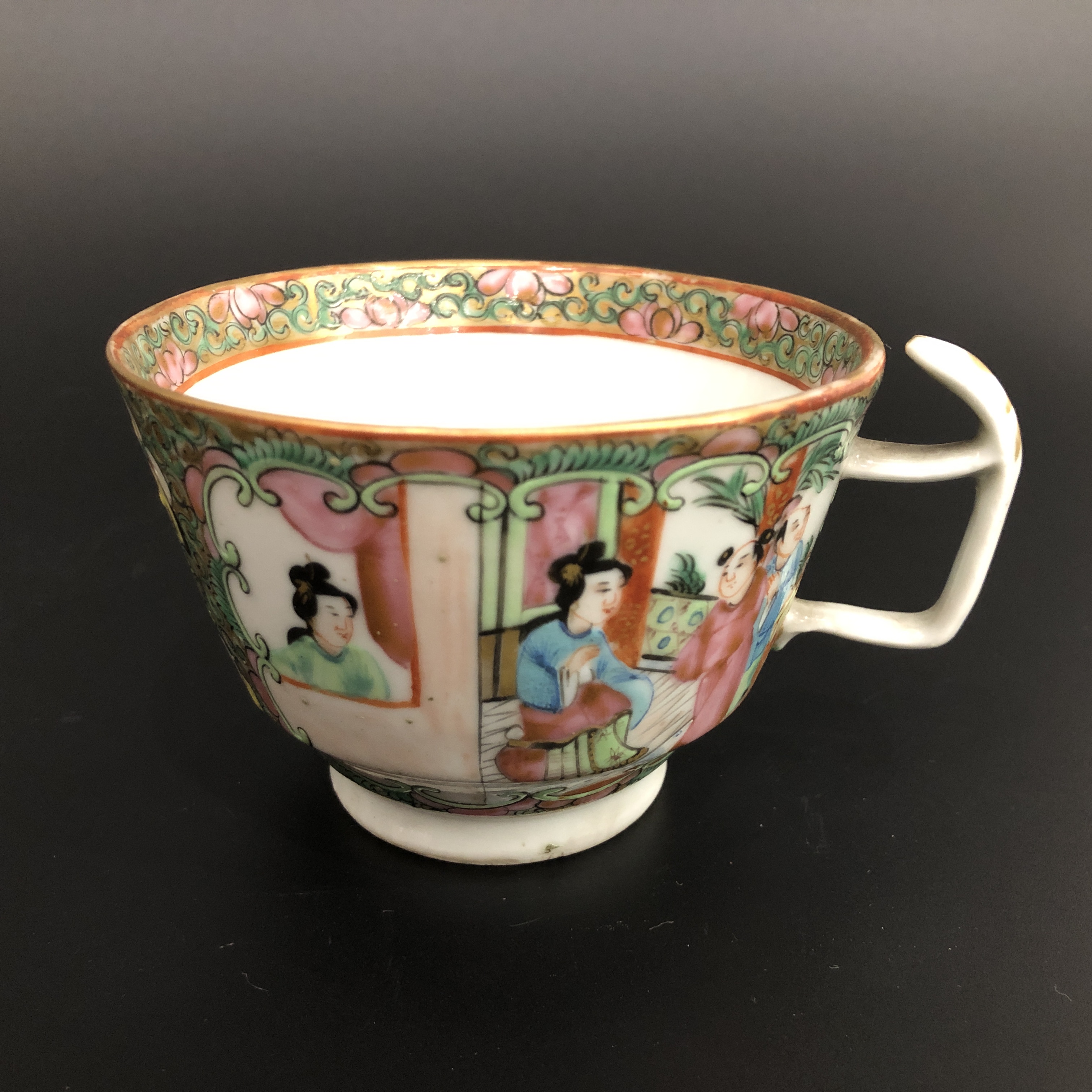 lot:25120560 清晚期广彩开窗人物花鸟纹把杯 口径9.5cm高6.6cm