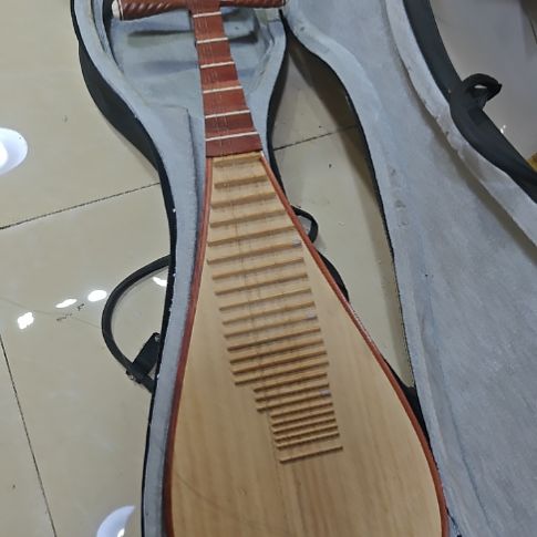 简***真现代工艺品，乐器，琵琶，残次品。