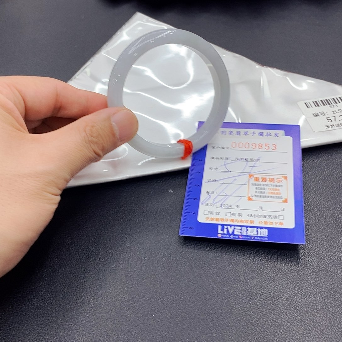 翡翠手镯未镶嵌翡翠手镯