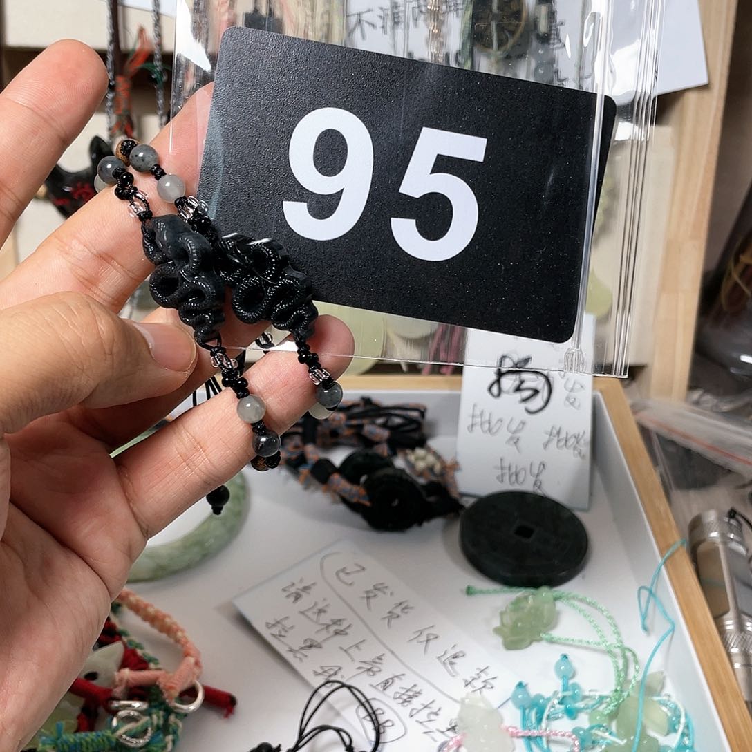 蛇纹石玉颈饰合金