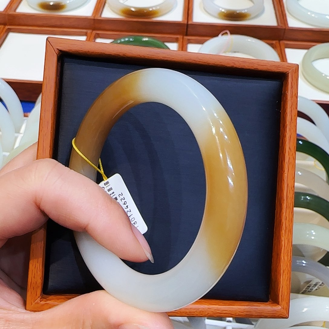 和田玉手镯未镶嵌糖白53