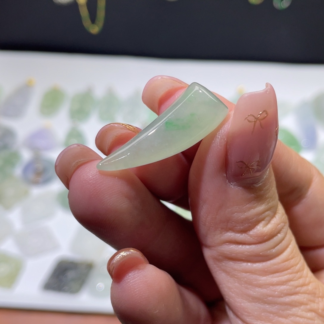 颈饰未镶嵌翡翠龙牙