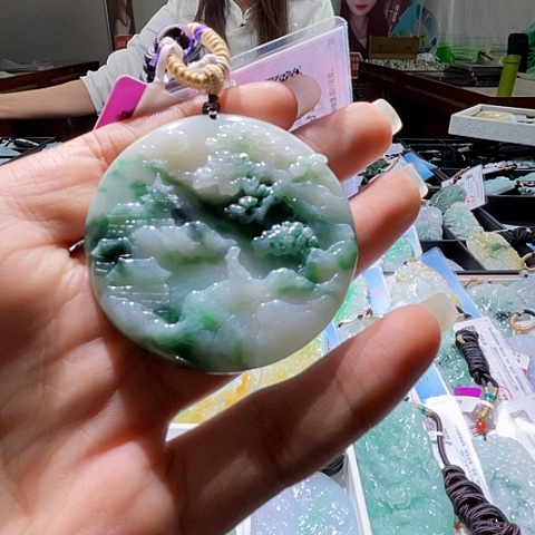 翡翠未镶嵌颈饰一个