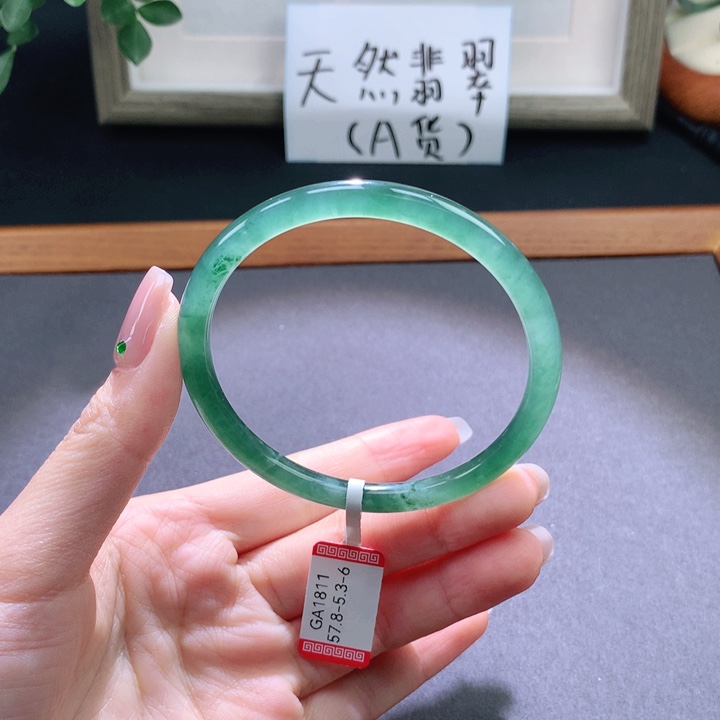 翡翠手镯未镶嵌天然翡翠手镯