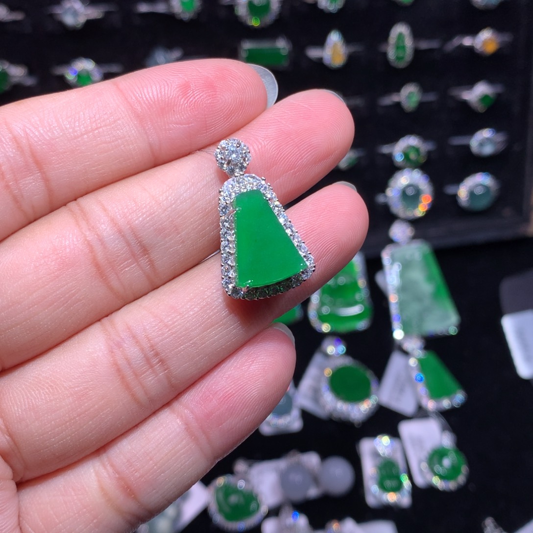 翡翠银S925镶嵌颈饰翡翠