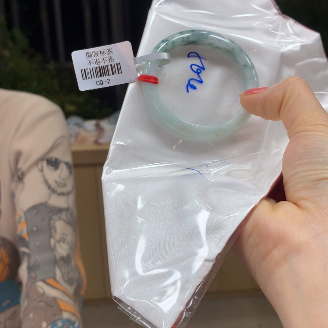 翡翠手镯未镶嵌不退不换