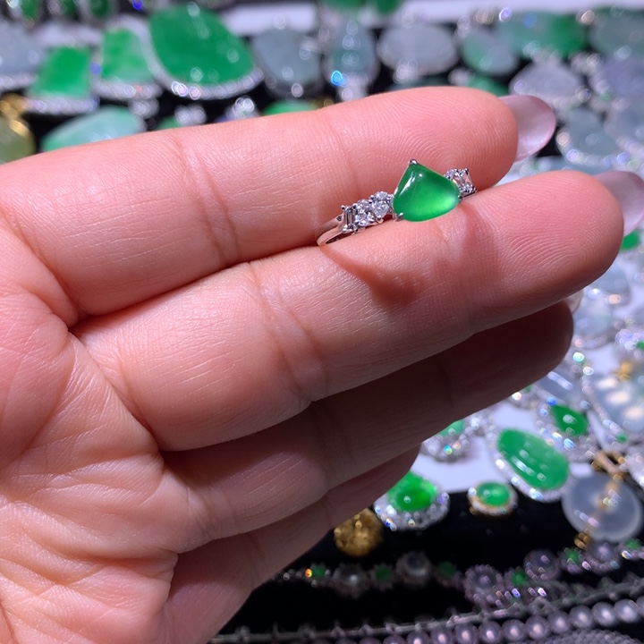 翡翠18K金镶嵌戒指