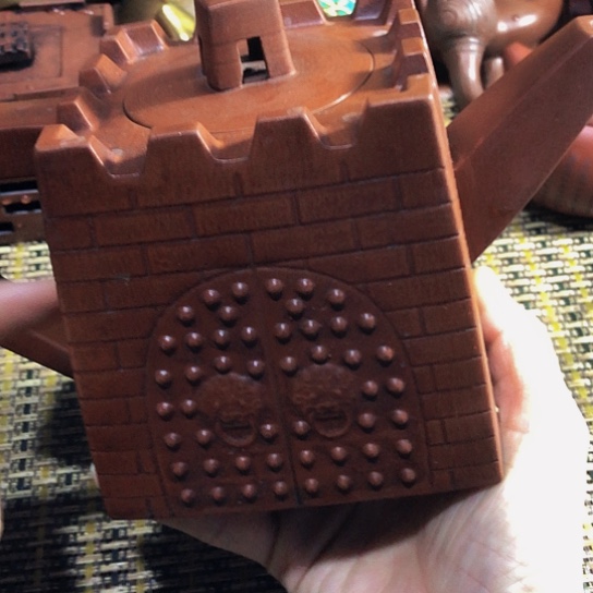 紫砂茶壶原矿泥料手工制作的紫砂壶。