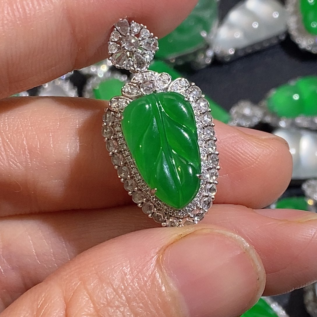 翡翠颈饰18K金镶嵌叶子