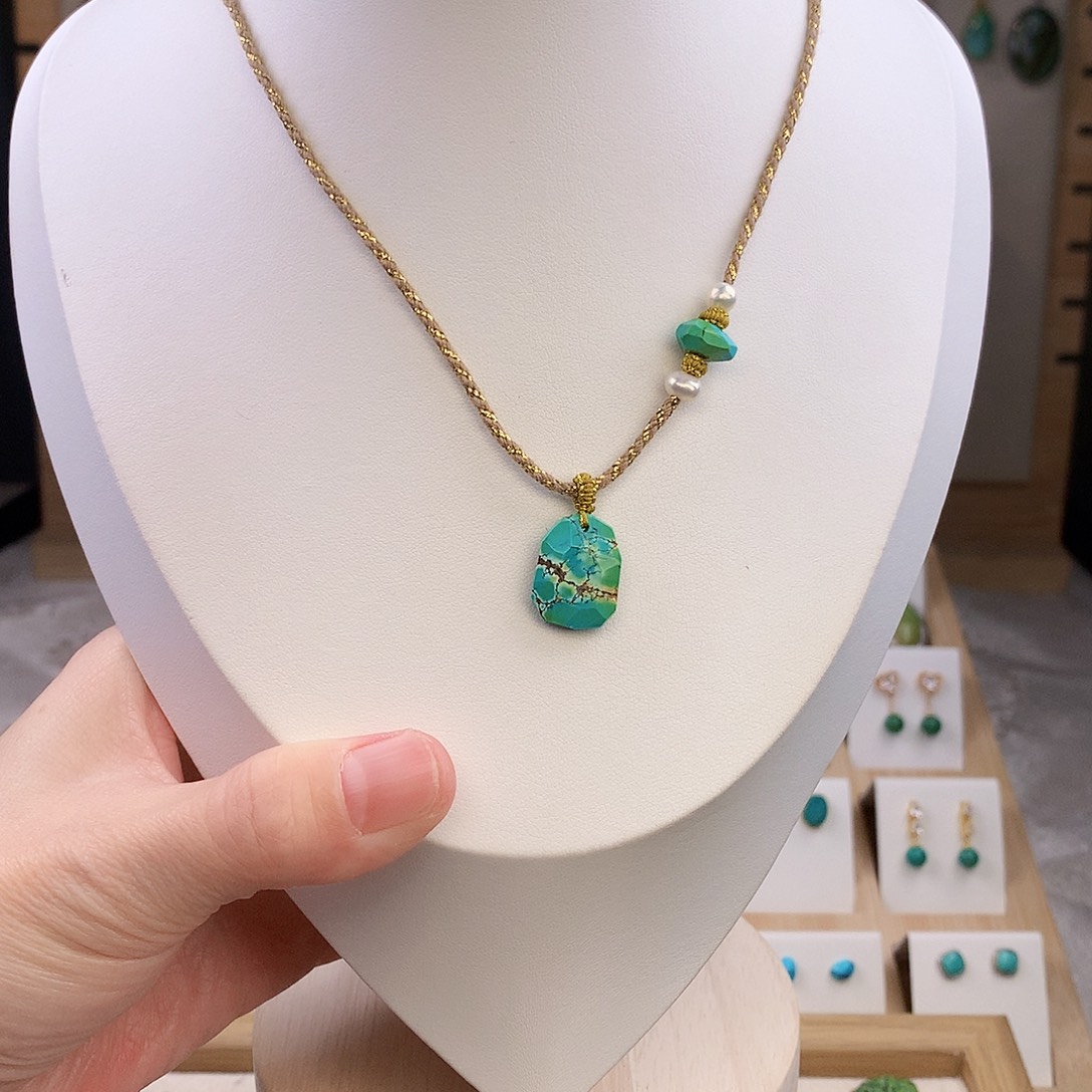 绿松石未镶嵌颈饰