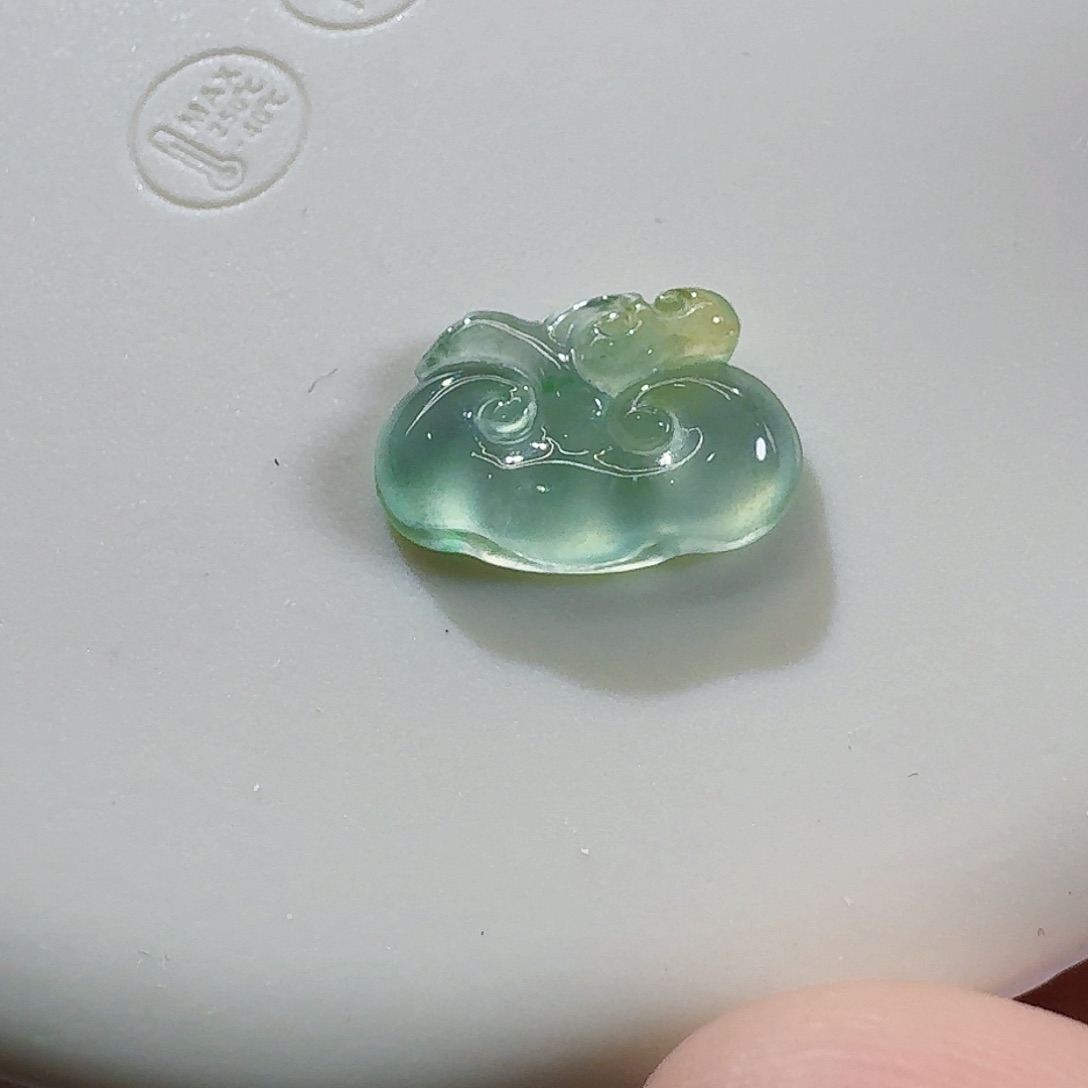 翡翠颈饰未镶嵌黄加绿如意