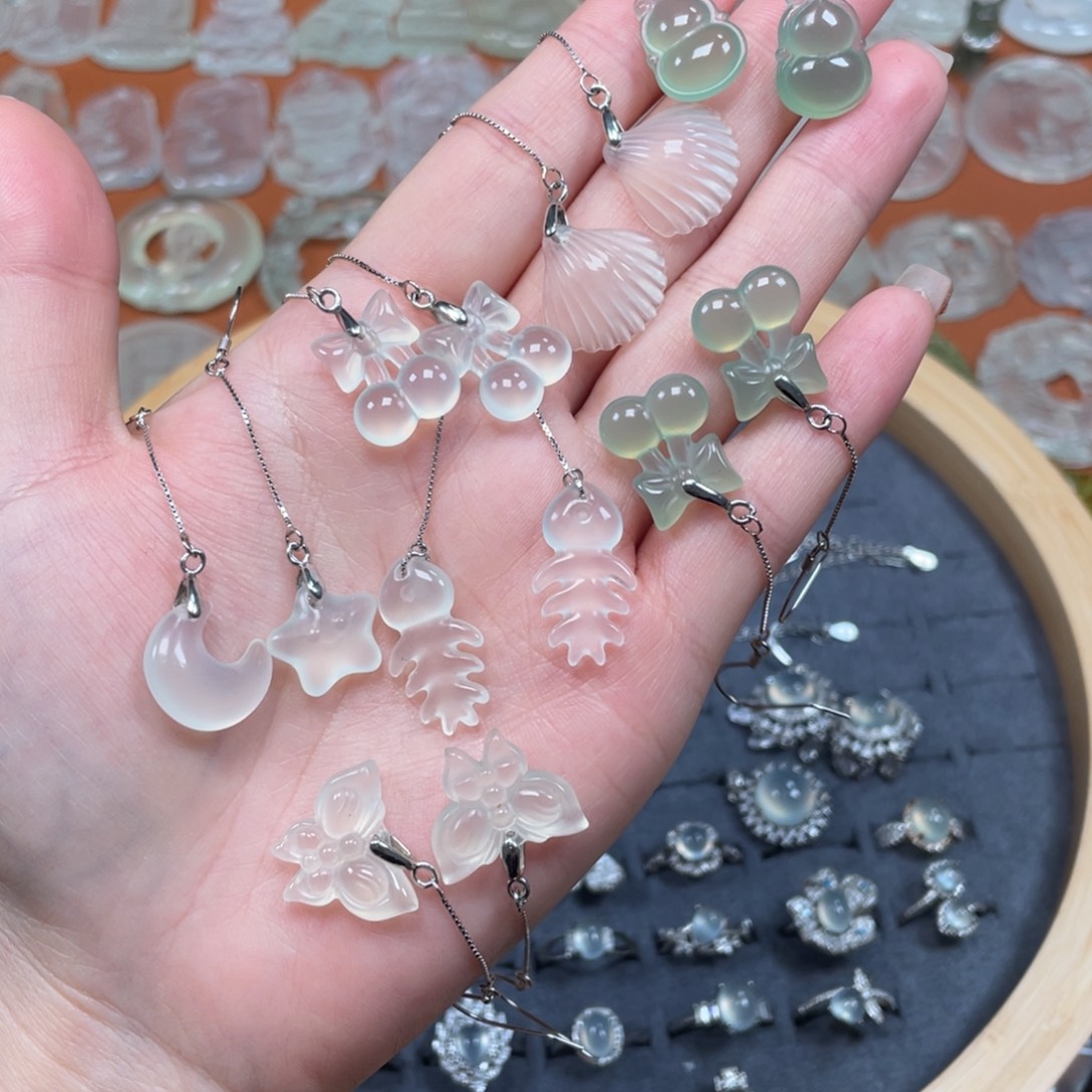 蛇纹石玉未镶嵌颈饰