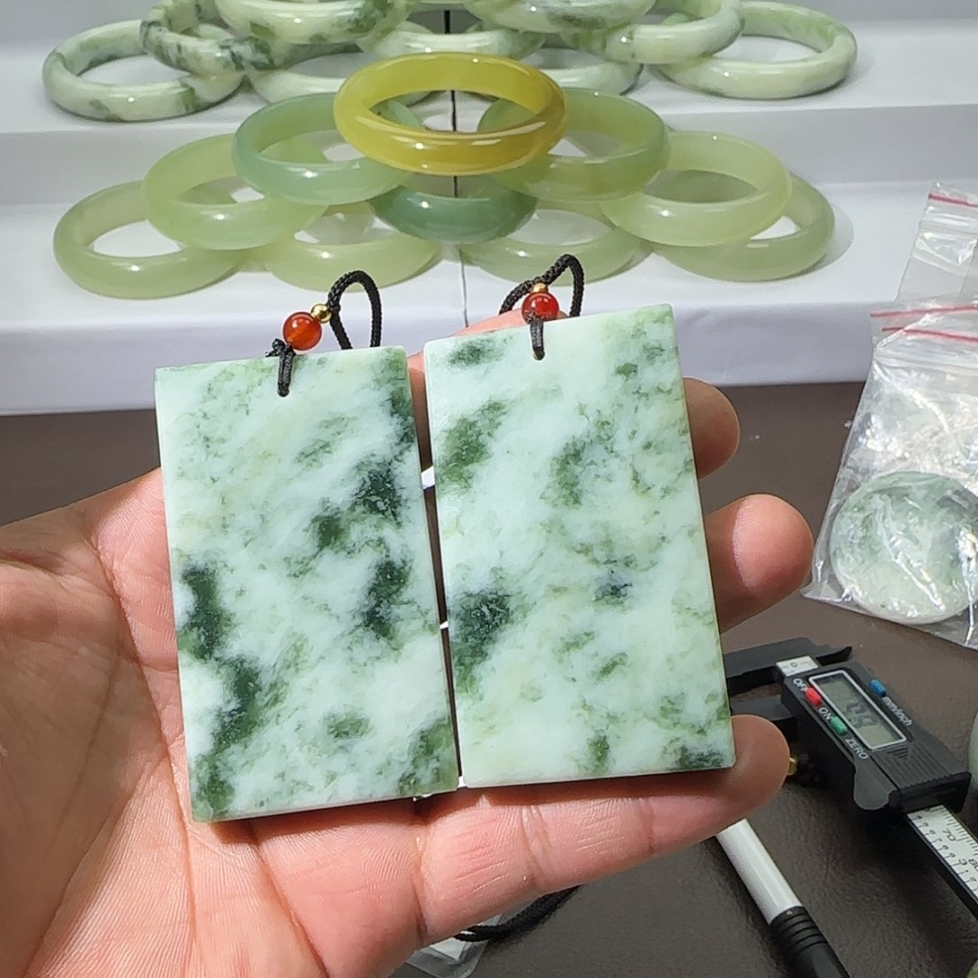 透闪石-蛇纹石玉未镶嵌颈饰