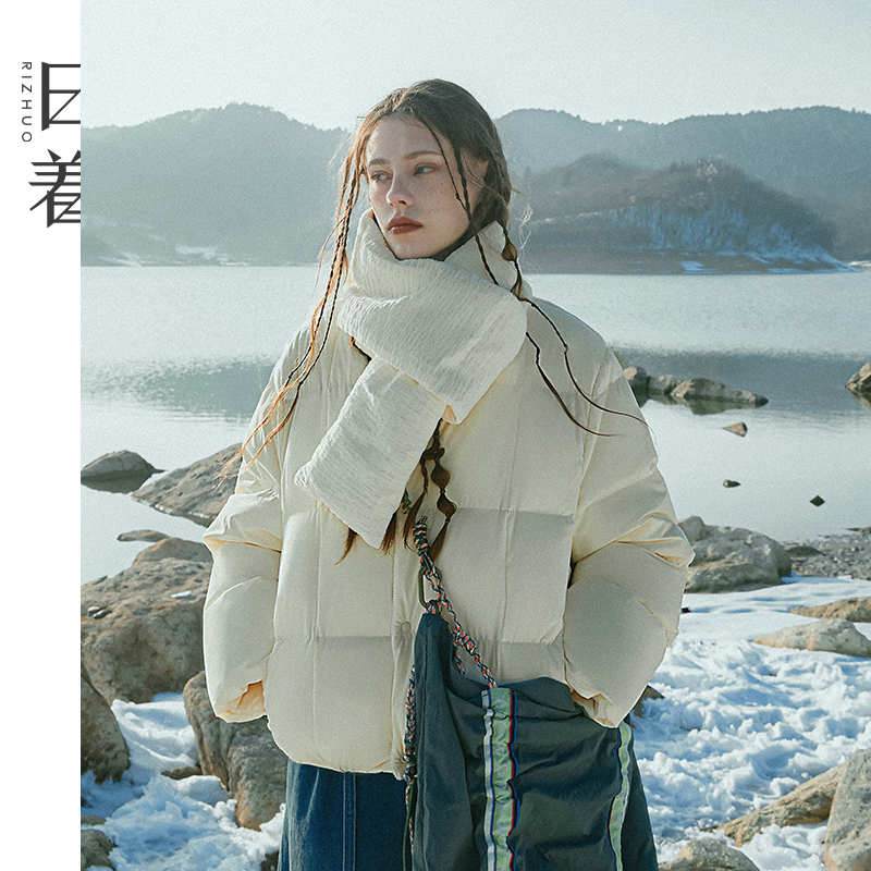 日着原创设计2025冬季新款白色宽松保暖围脖式短羽绒服女RD8804Y1