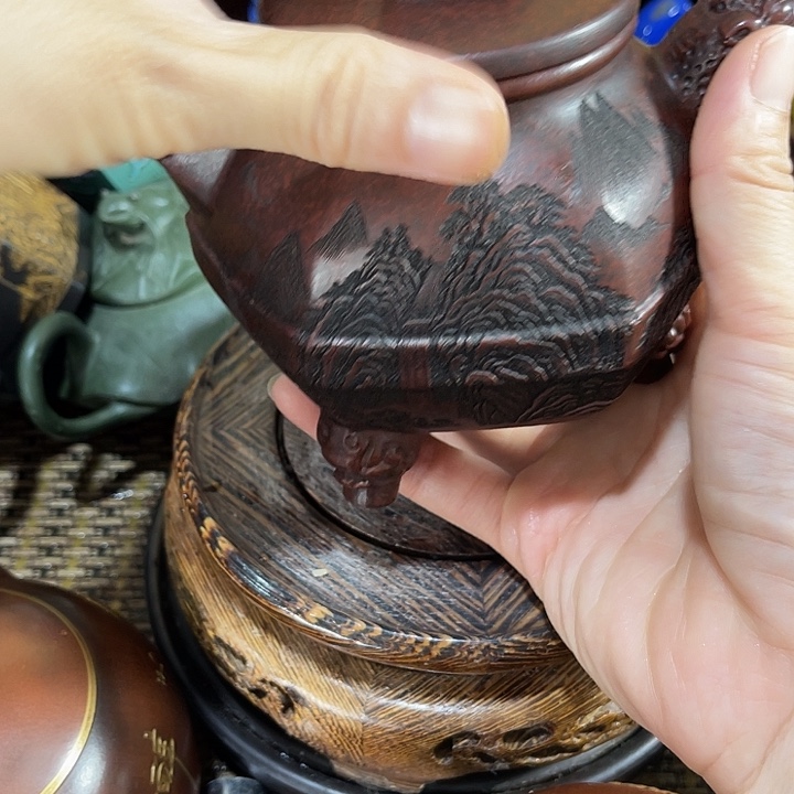 茶壶紫砂原矿泥料手工制作的一把紫砂壶。