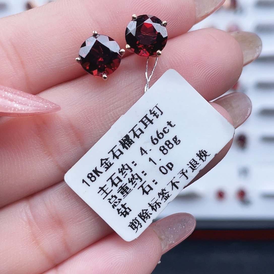 18K金镶嵌耳饰石榴石