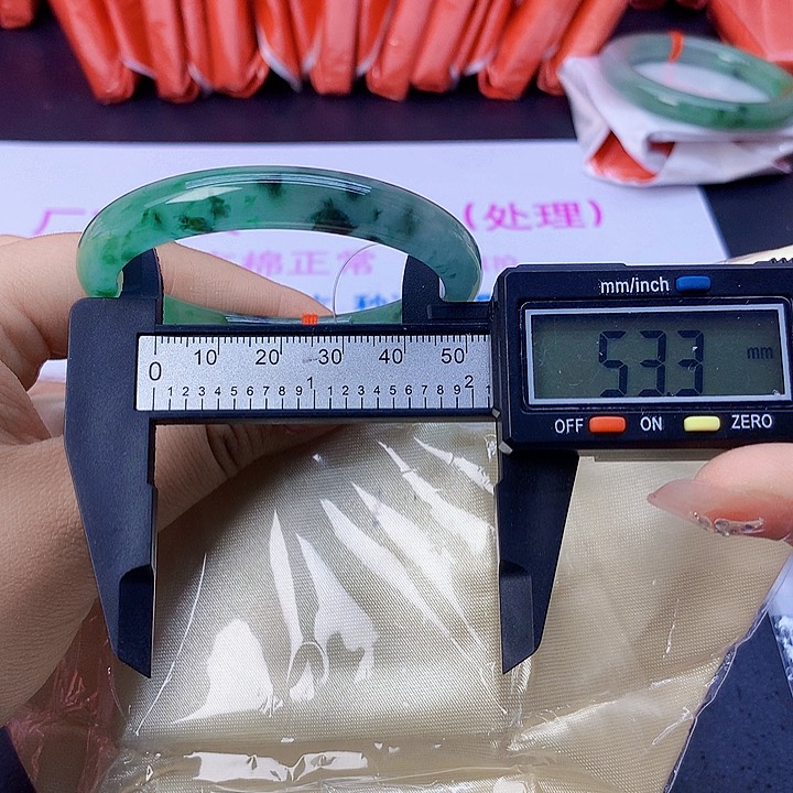 翡翠手镯未镶嵌47。   