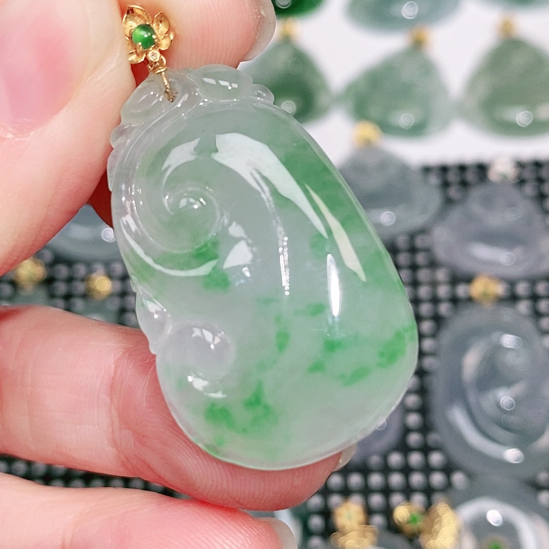 翡翠18K金镶嵌颈饰